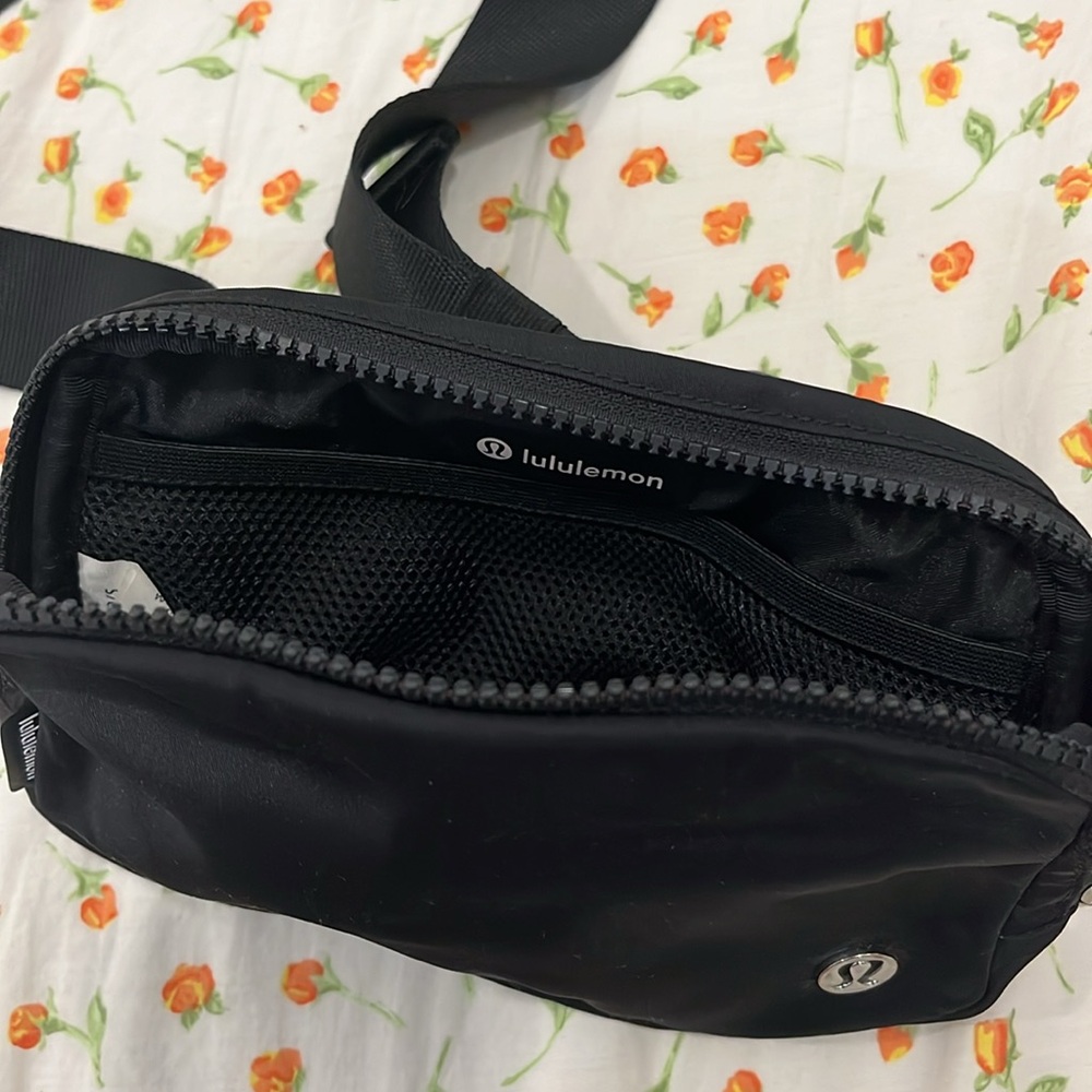 lululemon pouch. - Picture 4 of 7